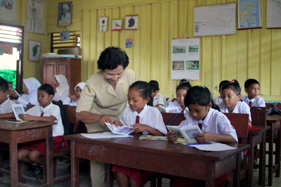 Mentawai students embrace the Mentawai Rereiket dialect to Indonesian language dictionary