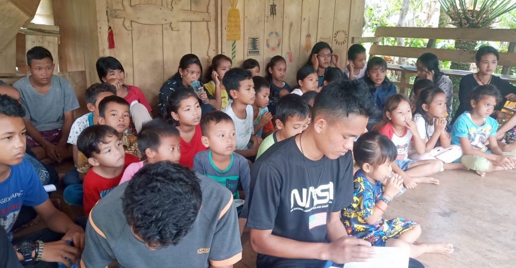 Mentawai students learning cultural education at their Mentawai learning hub