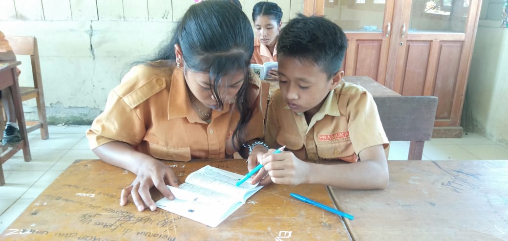 Indigenous Mentawai school students learning their ancestral language from the @sukumentawai Foundation's dictionary publication