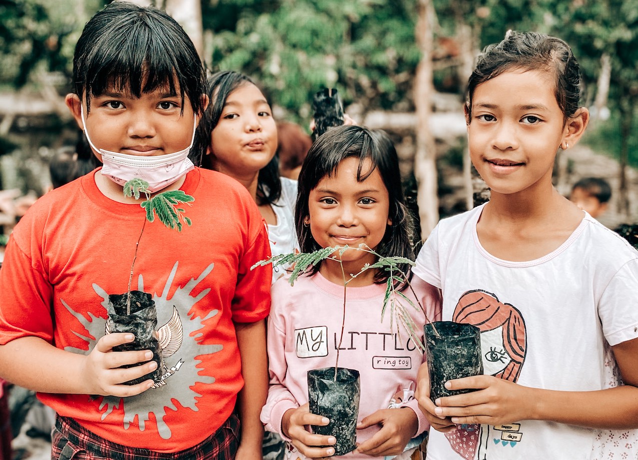 Dayak youth learning ecological knowledge as part of the Ranu Welum Foundation cultural education program