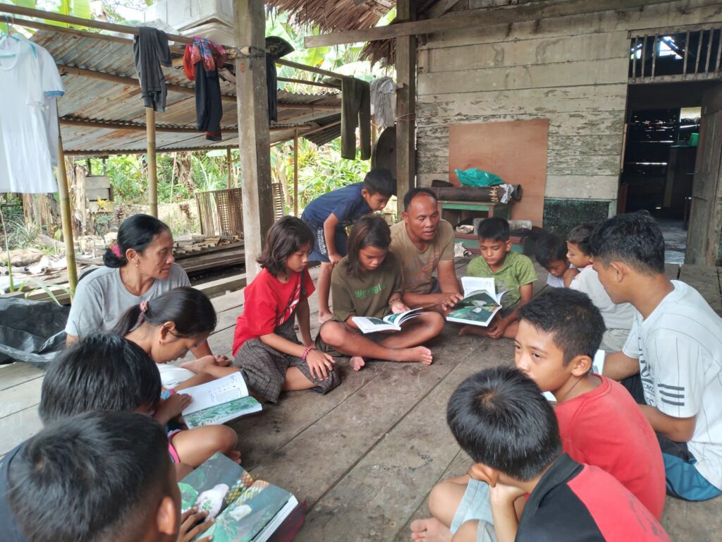 Students from Cultural Learning Hub, Bukbuk Simaeru’, with their copies of Siureman Purimanuaijat ka Simattaoi.
