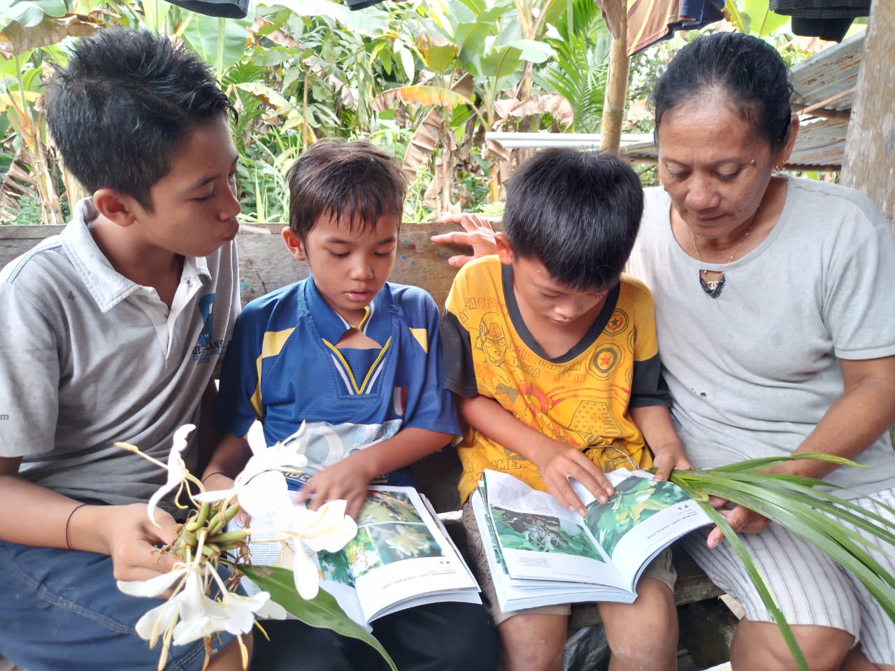 Students from Sanggar Bukbuk Simaeru’ (Muntei) learning from Bai Rut Saruruk about the uses and importance of simakkainau’ and sumamra.