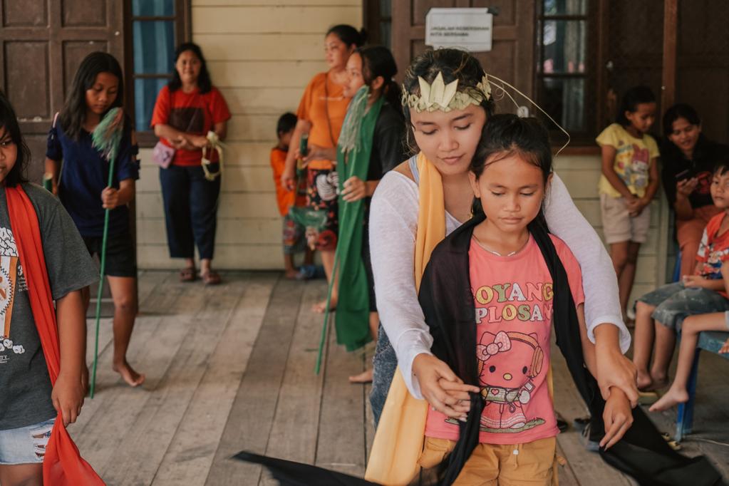 Sekolah Adat Anri Arai Atei students learning Dayak traditional dance