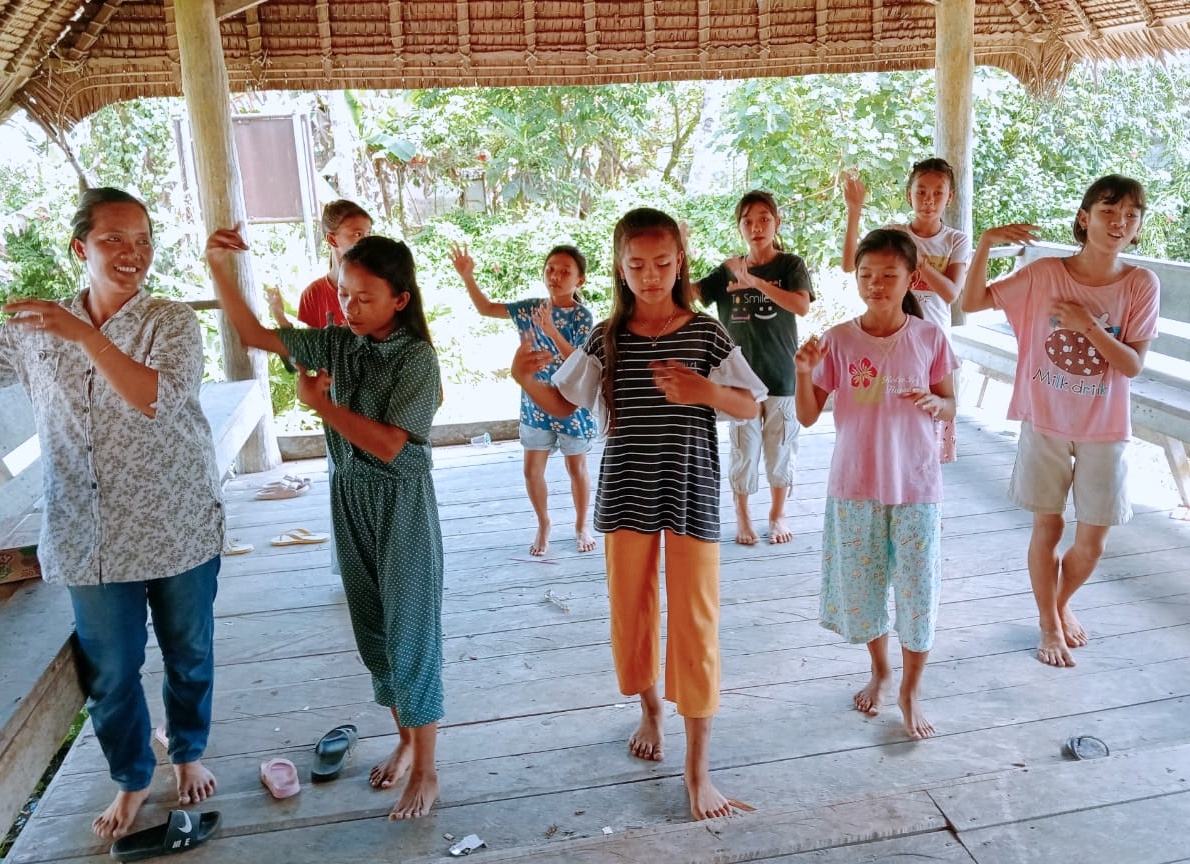 MentawaiCulturalEducationCentre3 Suku Mentawai students practicing cultural dance
