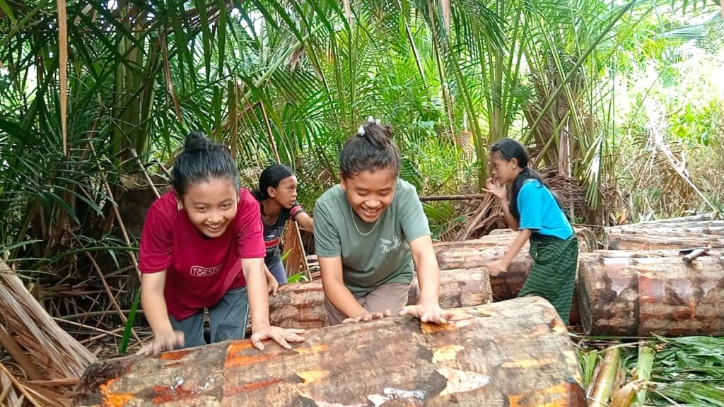 Suku Mentawai students learning about Mentawai's staple food, Sago.