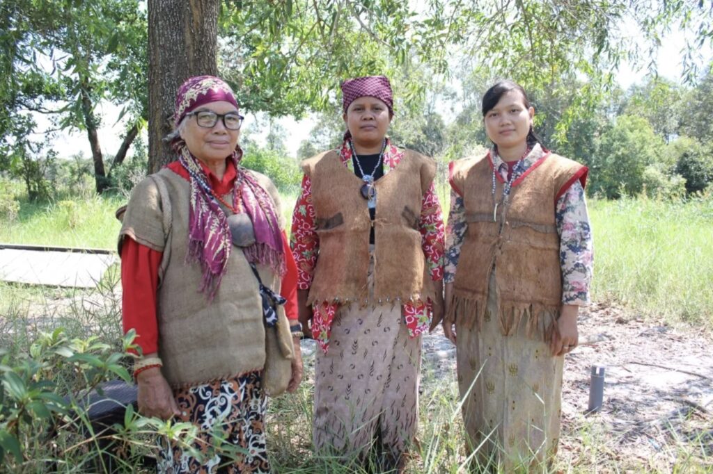Ibu Mardiana (left) and two Indigenous women from Gunung Karasik, East Barito Regency, Central Kalimantan, Indonesia. Photo: Ranu Welum Media
