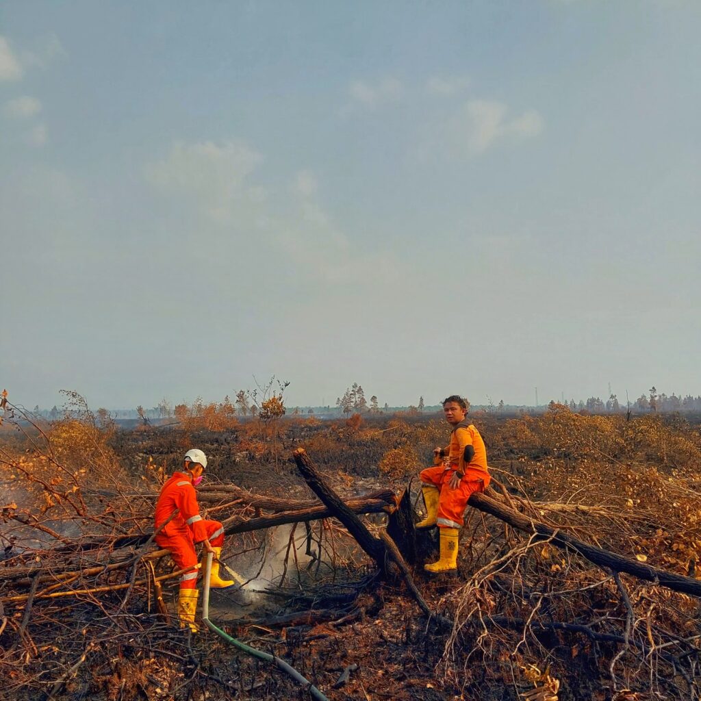 The Youth Act Kalimantan firefighting team tackle the 2023 fires. Photo: Ranu Welum Media