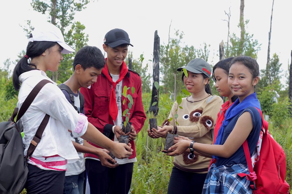 Photo 7 – Young Dayak students learn ancestral ecological wisdom, preserving a legacy of stewardship for generations to come.