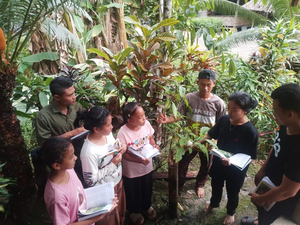 Suku Mentawai students identifying plants surrounding their village with the plant field guide. The Rereiket-Bahasa Indonesia translation has been integral in bridging the gap between traditional knowledge transmission methods and the ways students are now learning in the national schooling system.