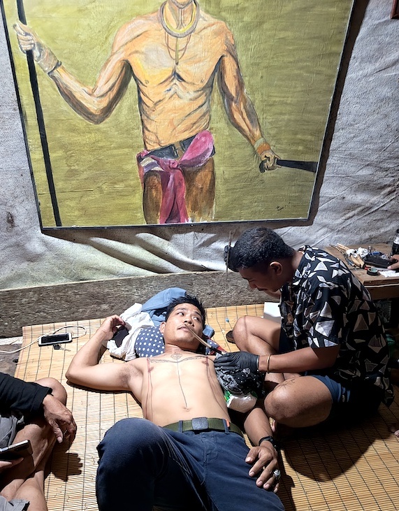 Live Mentawai tattooing - ti'ti'